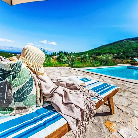 Natura With Private Pool By Interhome